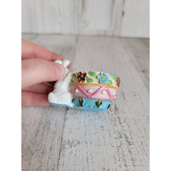 Vintage Easter bunny egg holder flower pattern home decor - Picture 5 of 6